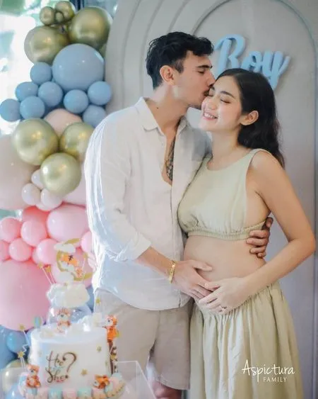 9 Potret Gender Reveal Anak Kedua Jessica Iskandar, Bumil Glowing Pamer Bare Baby Bump - Netizen Malah Sibuk Hitung Usia Kehamilan