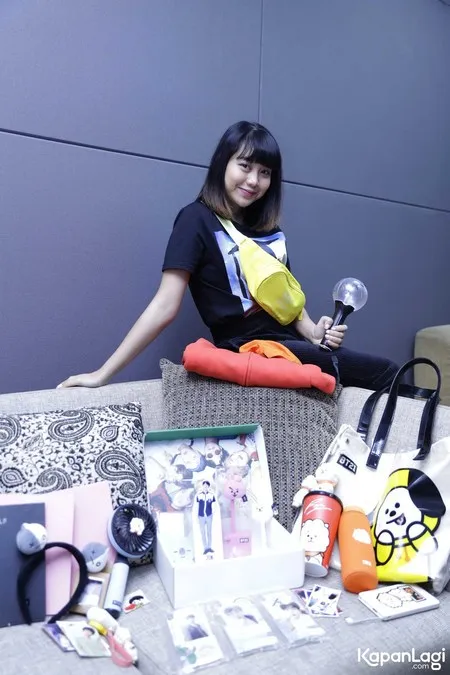 9 Potret Ghea Indrawari Army Sejati Pamerkan Album Merchandise Bts Kapanlagi Com