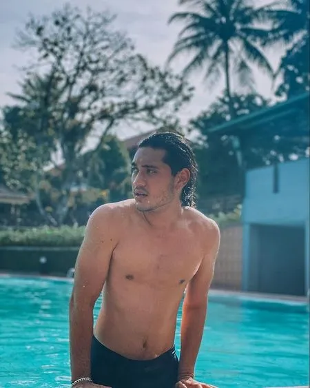 9 Potret Giorgino Abraham yang Macho Abis dengan Rambut Gondrongnya, Netizen: Gak Capek Jadi Orang Ganteng?
