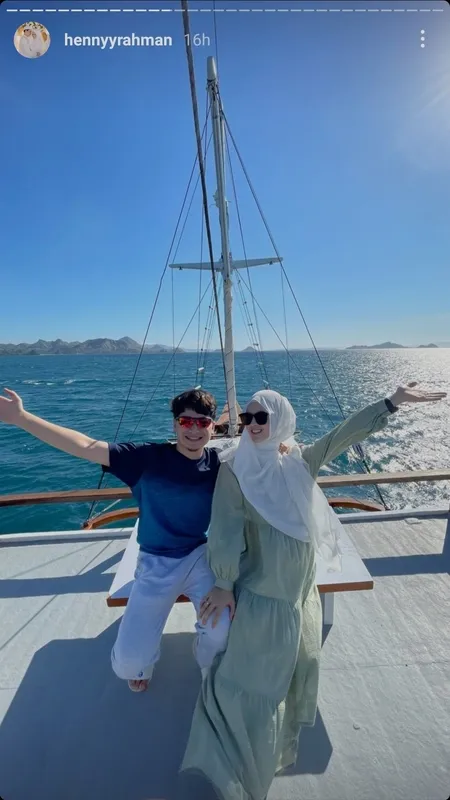 9 Potret Honeymoon Alvin Faiz dan Henny Rahman ke Labuan Bajo, Pamer Momen Romantis Pegangan Tangan - Bertatapan Mesra