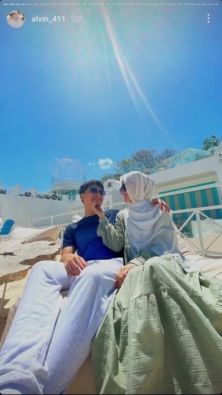9 Potret Honeymoon Alvin Faiz dan Henny Rahman ke Labuan Bajo, Pamer Momen Romantis Pegangan Tangan - Bertatapan Mesra