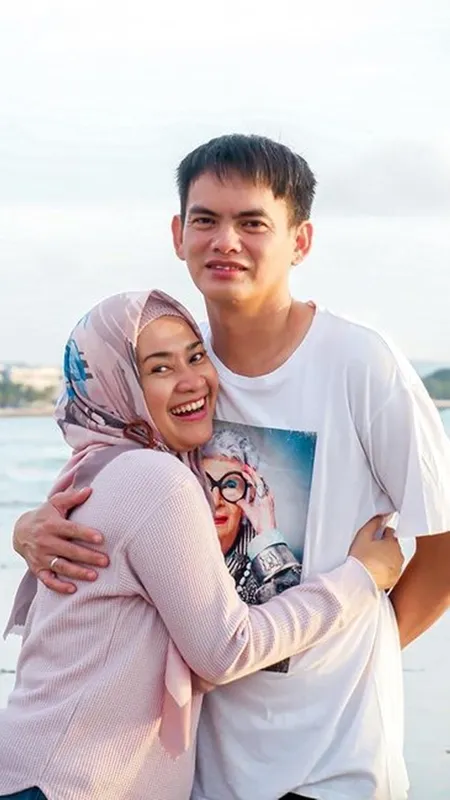 9 Potret Honeymoon Ikke Nurjanah dan Suami di Bali, Tak Malu Pamer Kemesraan - Romantis Bak ABG Pacaran