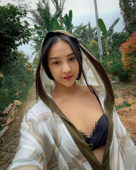 9 Potret Hot Anya Geraldine Pakai Bikini Top di Bawah Air Terjun, Tetap Cantik Meski Tanpa Makeup