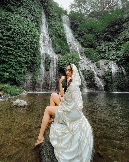 9 Potret Hot Anya Geraldine Pakai Bikini Top di Bawah Air Terjun, Tetap Cantik Meski Tanpa Makeup