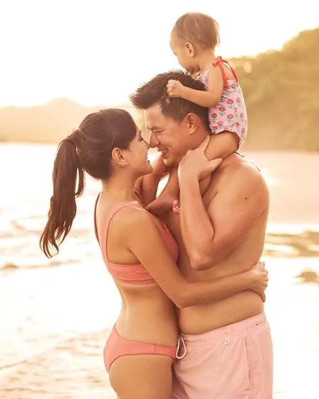 9 Potret Hot Mama Shandy Aulia Saat Asuh Baby Claire, Dari Gendong Hingga Berenang Bareng
