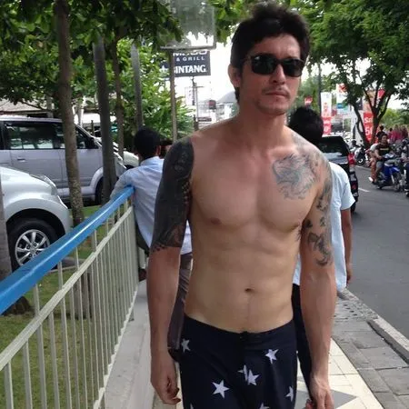 9 Potret Hot Miller Khan Telanjang Dada Pamer Tubuh Atletis Penuh Tato Kapanlagi Com