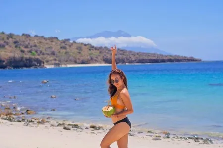 9 Potret Hot Naomi Zaskia Dalam Balutan Bikini Pamer Body Goals Kapanlagi Com Namun kini sule telah menikah dengan nathalia holscher. 9 potret hot naomi zaskia dalam balutan