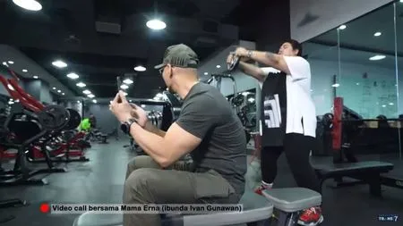 9 Potret Ivan Gunawan Nge-Gym, Ditantang Turunkan Berat Badan - Khawatirkan Dagu 'Baru' Saat Boxing Lawan Azka Corbuzier