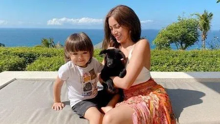 9 Potret Jessica Iskandar Bareng El Barack di Bali, Akhirnya Punya Waktu Untuk Nikmati Peran Sebagai Ibu - Antar Anak Sekolah
