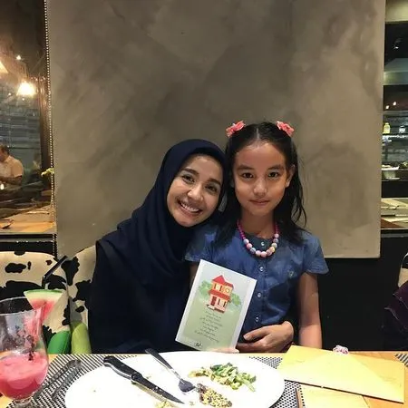 9 Potret Kabar Terbaru Aleesya Usai Perceraian Laudya Cynthia Bella dan Engku Emran, Sudah Beranjak Remaja - Makin Cantik Berprestasi!