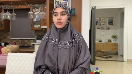 9 Potret Kartika Putri Temani Habib Usman yang Sedang Isolasi Mandiri, Ngobrol Dari Balik Jendela