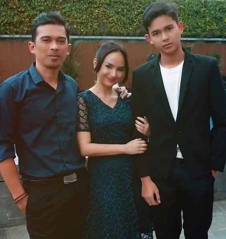 9 Potret Kebersamaan Angelica Simperler Dengan Anak Tirinya, Kompak Bak Kakak Adik