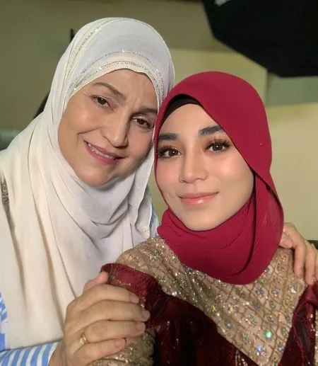 9 Potret Kebersamaan Uyaina Arshad dengan Sang Bunda, Kompak Penuh Kehangatan
