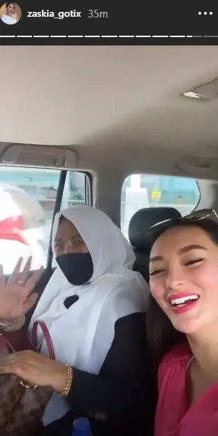 9 Potret Kegiatan Zaskia Gotik Di Kampung Halaman Suami Karaoke Bareng Keluarga Kunjungi Rumah Kakak Ipar Kapanlagi Com