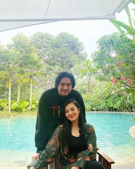 9 Potret Keluarga Eriska Rein dan Mithu Nisar yang Tak Tersorot, Harmonis - Punya Anak Semata Wayang Ganteng