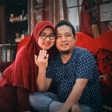 9 Potret Kemesraan Apoy Gitaris Wali dengan Istri yang Jarang Tersorot, Saling Menyayangi Satu Sama Lain