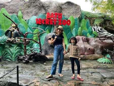 9 Potret Keseruan Ayu Ting Ting Saat Liburan di Batu Malang, Foto Berdua Bareng Bilqis Dengan Penuh Cinta - Beri Makan Singa