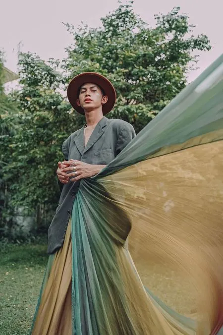 9 Potret Keunikan Aawan Setiawan, Travel dan Fashion Blogger yang Kerap Jadi Sorotan di Media Sosial