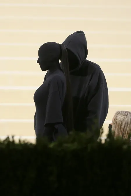 9 Potret Kim Kardashian dengan Kostum Hitam di Met Gala, Dibilang Mirip Dementor Sampai Khodam-nya Kendall Jenner