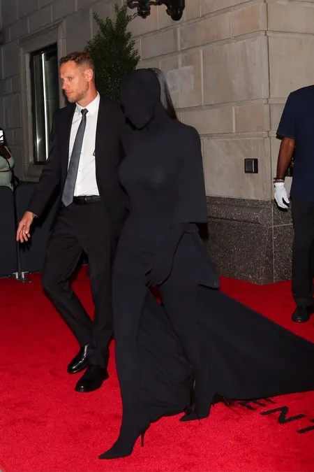 9 Potret Kim Kardashian dengan Kostum Hitam di Met Gala, Dibilang Mirip Dementor Sampai Khodam-nya Kendall Jenner