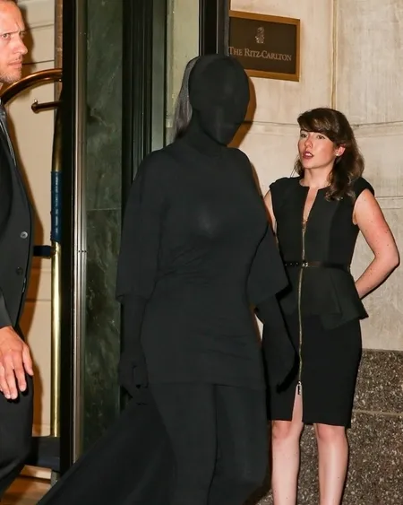 9 Potret Kim Kardashian dengan Kostum Hitam di Met Gala, Dibilang Mirip Dementor Sampai Khodam-nya Kendall Jenner