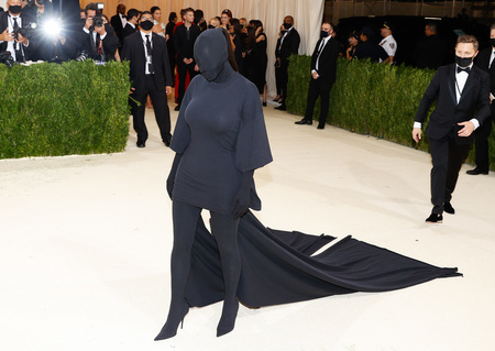 9 Potret Kim Kardashian dengan Kostum Hitam di Met Gala, Dibilang Mirip Dementor Sampai Khodam-nya Kendall Jenner