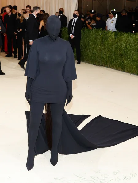 9 Potret Kim Kardashian dengan Kostum Hitam di Met Gala, Dibilang Mirip Dementor Sampai Khodam-nya Kendall Jenner