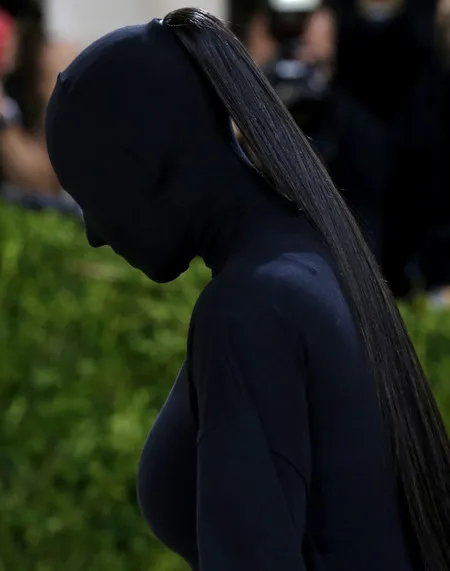 9 Potret Kim Kardashian dengan Kostum Hitam di Met Gala, Dibilang Mirip Dementor Sampai Khodam-nya Kendall Jenner