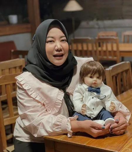 9 Potret Kisah Risa Saraswati, Penulis dan Penyanyi yang Mampu Berkomunikasi dengan Makhluk Gaib - Bersahabat Dengan Hantu Anak Belanda