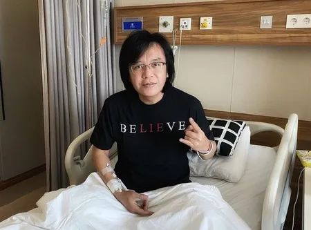 9 Potret Kondisi Terkini Ari Lasso Usai Didiagnosa Kanker Langka, Sempat Jalani Operasi Kanker - Kini Kepala Botak Setelah Lakukan Kemoterapi