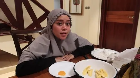 9 Potret Lesti Kejora Bikin Pisang Goreng, Peluk Cium Mesra dari Rizky Billar