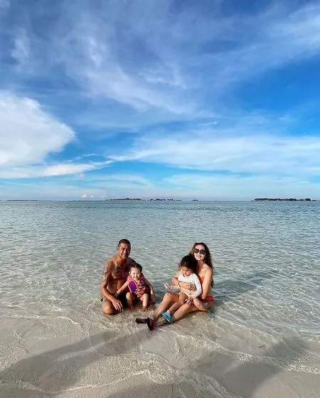 9 Potret Liburan Keluarga Yasmine Wildblood dan Abi Yapto, Sera dan Sophia Pakai Bikini Nggemesin Banget