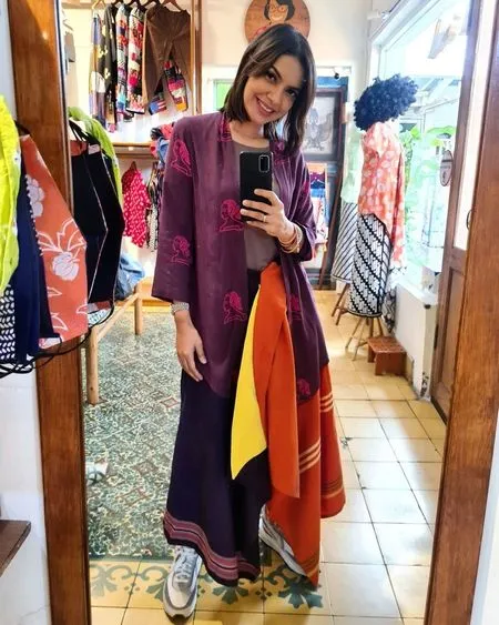 9 Potret Liburan Najwa Shihab di Yogyakarta, Lari Pagi di UGM - Selfie Pakai Baju Unik