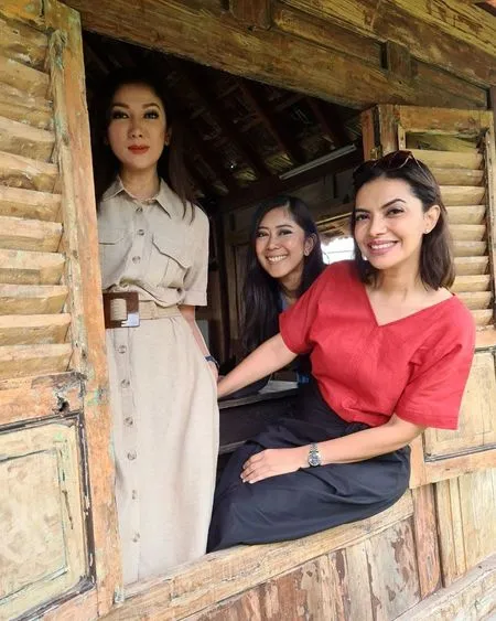 9 Potret Liburan Najwa Shihab di Yogyakarta, Lari Pagi di UGM - Selfie Pakai Baju Unik