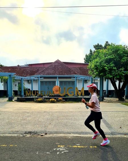 9 Potret Liburan Najwa Shihab di Yogyakarta, Lari Pagi di UGM - Selfie Pakai Baju Unik