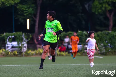 9 Potret Lucu Abigail Cattleya Temani Ibnu Jamil Main Bola, Tak Tahan Duduk di Tribun - Kerap Masuk Lapangan