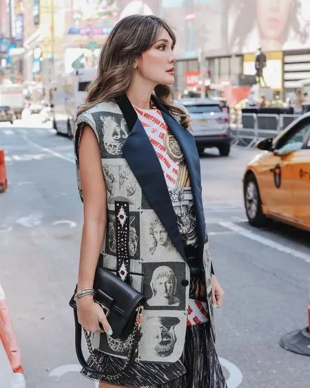 9 Potret Luna Maya di Amerika, Jelajahi Pegunungan Hingga Pantai - Photoshoot di New York