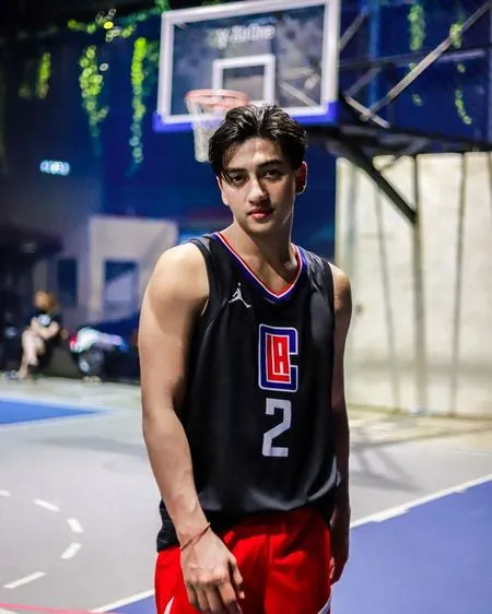 9 Potret Harris Vriza Main Basket Sepatu Dan Otot Lengan Bikin Netizen Salah Fokus Kapanlagi Com