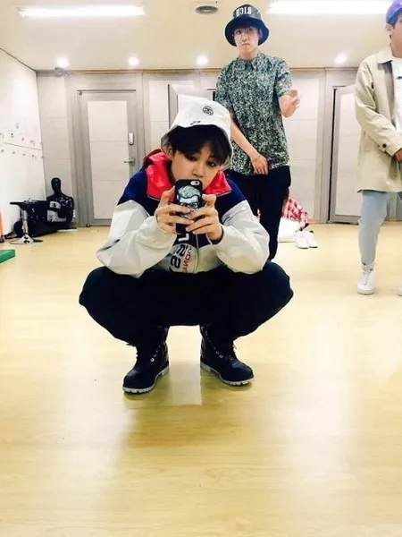 9 Potret Menggemaskan Jimin BTS Saat Jongkok, Pose Andalan Sejak Masih Kecil - Bikin Makin Imut Bak Mochi