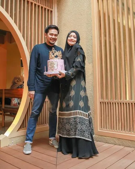 9 Potret Mesra Tika eks T2 Bareng Suami yang Jarang Tersorot, Sudah 12 Tahun Menikah