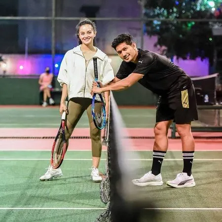 9 Potret Momen Romantis Ibnu Jamil dan Ririn Ekawati Olahraga Bareng, Main Tennis Sambil Pacaran - Pegangan Tangan di Tengah Lapangan Bikin Baper