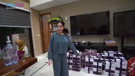 9 Potret Nagita Slavina Bagi-Bagi Hampers ke Semua Staff RANS, Ada yang Dapat Uang Sampai Iphone 12