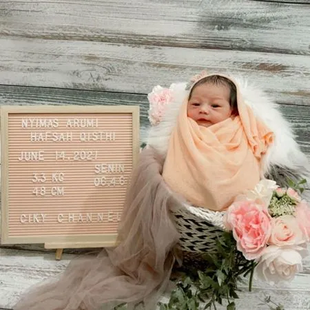 9 Potret Newborn Photoshoot Arumi Keponakan Dinda Hauw, Sempat Dikira 'Baby A' - Gemesin Saat Foto Bareng Arshaka