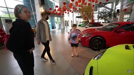 9 Potret Nikita Mirzani Belikan Mobil Mewah Untuk Azka, Tinggal Pilih Tak Lihat Harga
