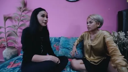 9 Potret Nikita Mirzani Bertemu Selebgram Viral Denise Chariesta, Ngobrol Soal Endorse - Operasi Payudara
