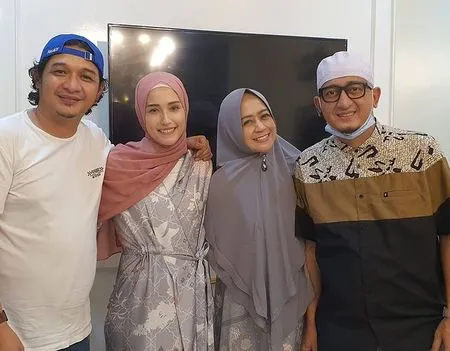 9 Potret Nissa Sabyan dan Ayus Buka Puasa Bersama di Rumah Iis Dahlia, Perut Buncit Ramai Dicibir Netizen