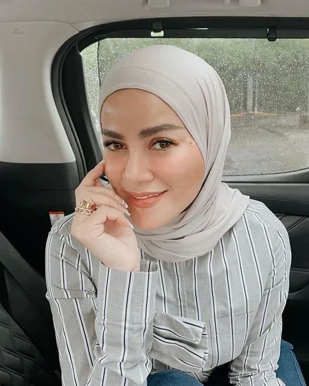 9 Potret Olla Ramlan Kedapatan Lepas Hijab di Video Tutorial Makeup, Netizen Ramai Ingatkan Soal Aurat