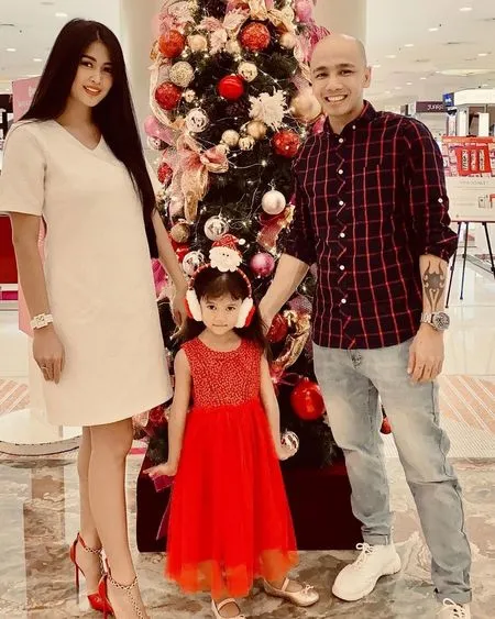 9 Potret Ovy Sovianty Eks Duo Serigala yang Jarang Tersorot, Selalu Hangat dengan Keluarga - Pesonanya Tetap Bikin Salah Fokus