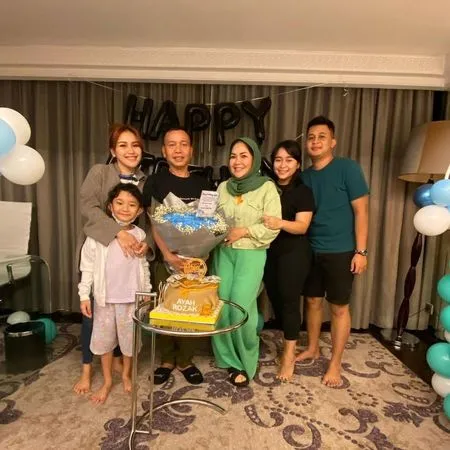 9 Potret Perayaan Ulang Tahun Ayah Rozak, Dapat Kejutan Kue Ulang Tahun Berisi Uang Jutaan Rupiah Dari Ayu Ting Ting