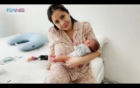 9 Potret Perdana Nagita Slavina Memandikan Baby Rayyanza, Kini Mulai Sadar Kamera - Mata Bulatnya Curi Perhatian